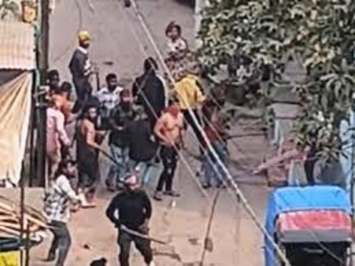 bhopal, Stone pelting  , six people injured