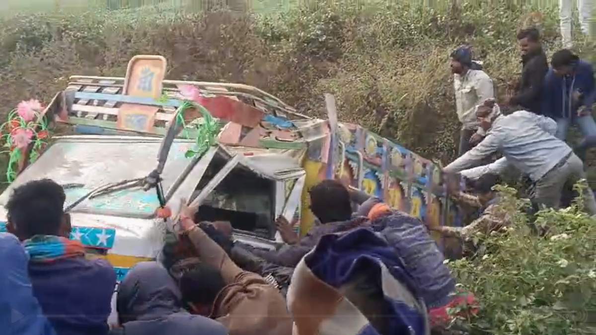 ujjain, Pickup vehicle,labor overturns, 3 killed