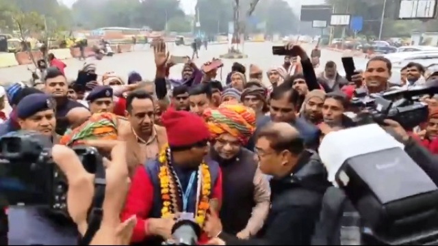 new delhi, Railway Minister Vaishnaw, met porters 