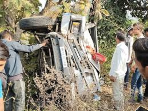 burhanpur,  school vehicle,  students overturned