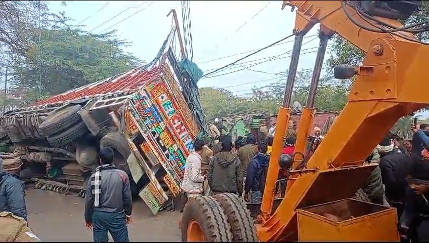 shivpuri, Uncontrolled truck, overturns 