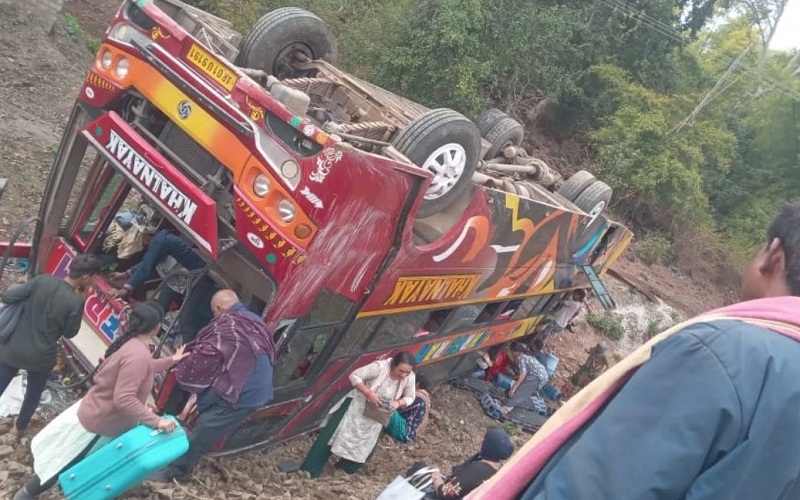 dindori,Bus overturned , Kikarjhar Ghat