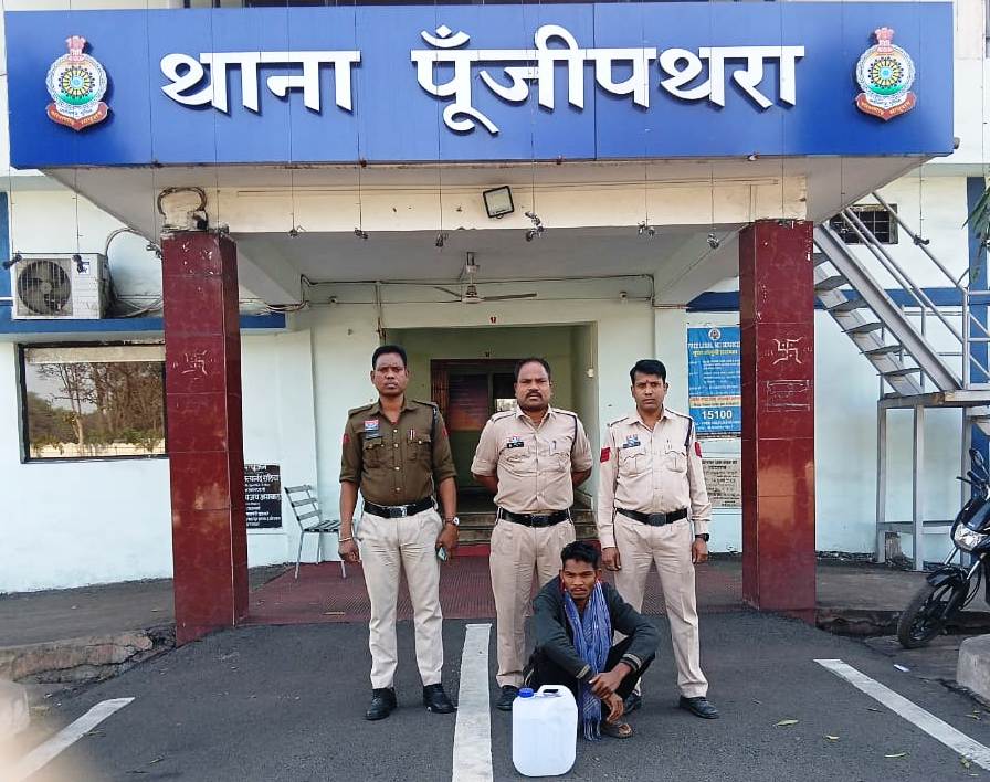 raigarh, Youth arrested , illegal Mahua liquor