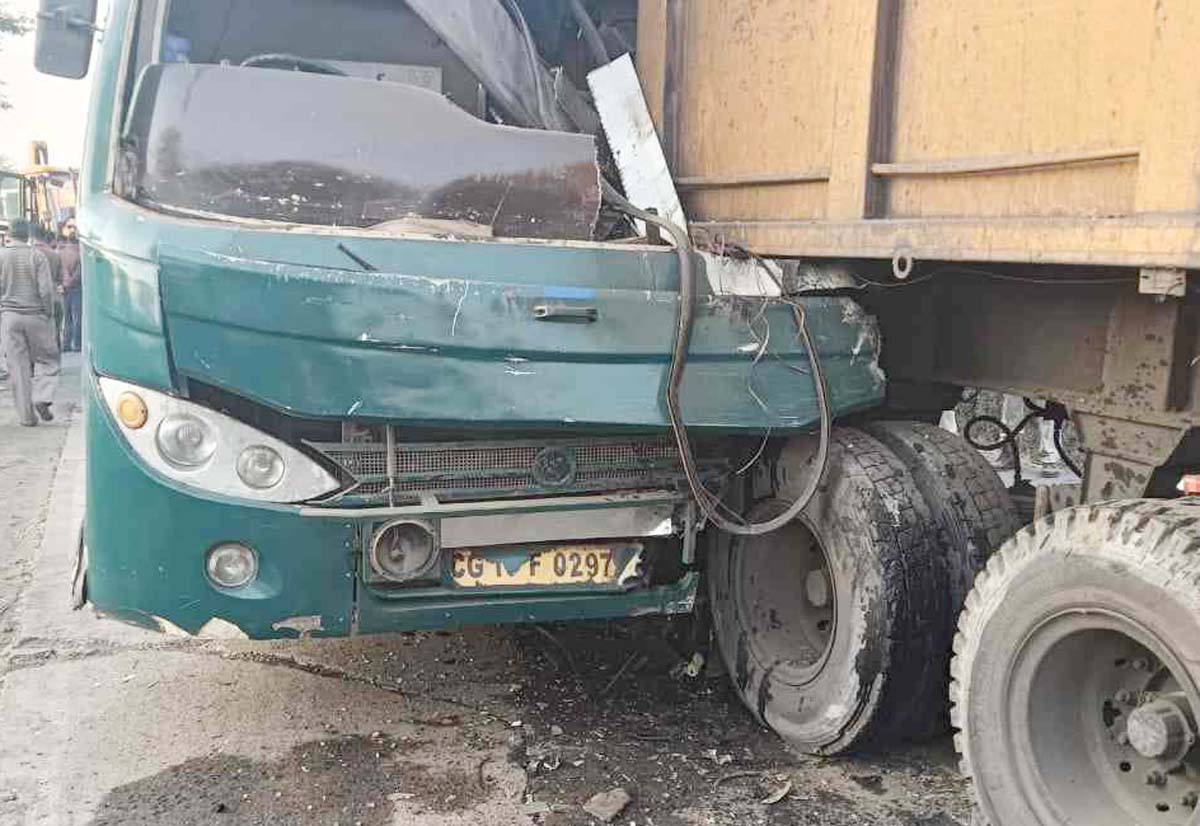 raipur, Mahindra Travels bus  , one dead