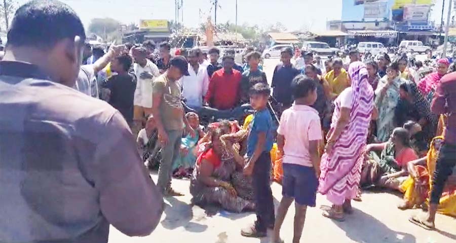 kavardha,   truck crushed,motorcycle 