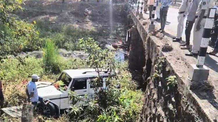 pendra,   Bolero full , BJP workers 