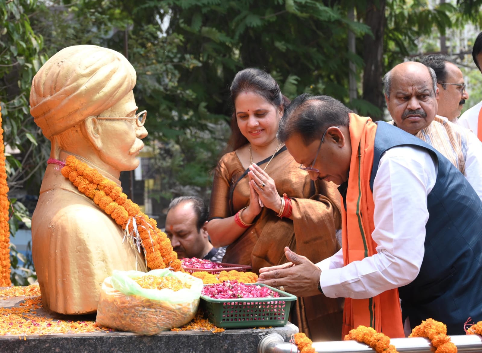 raipur,  Chief Minister garlanded ,Madhusudan Das