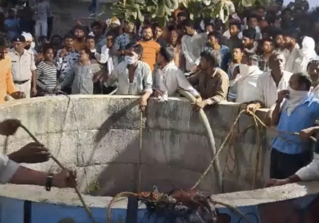 khandwa, Eight people  ,down a well 