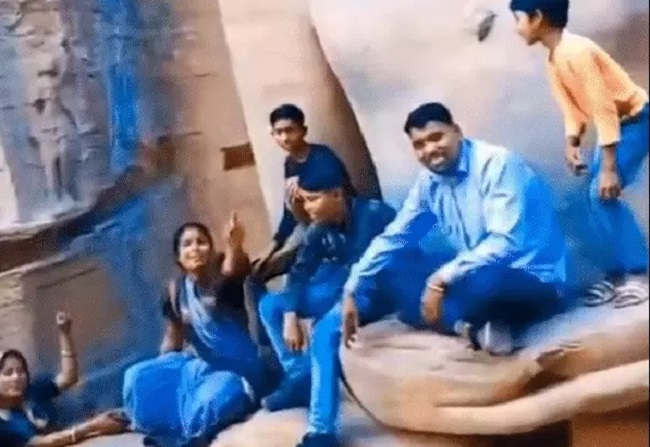 gwalior, Insult of Jain Tirthankaras,shoes on statues