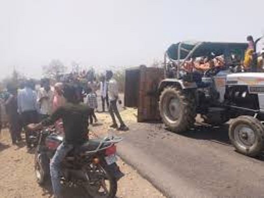 tikamgarh,  trolley full of devotees , control and overturned