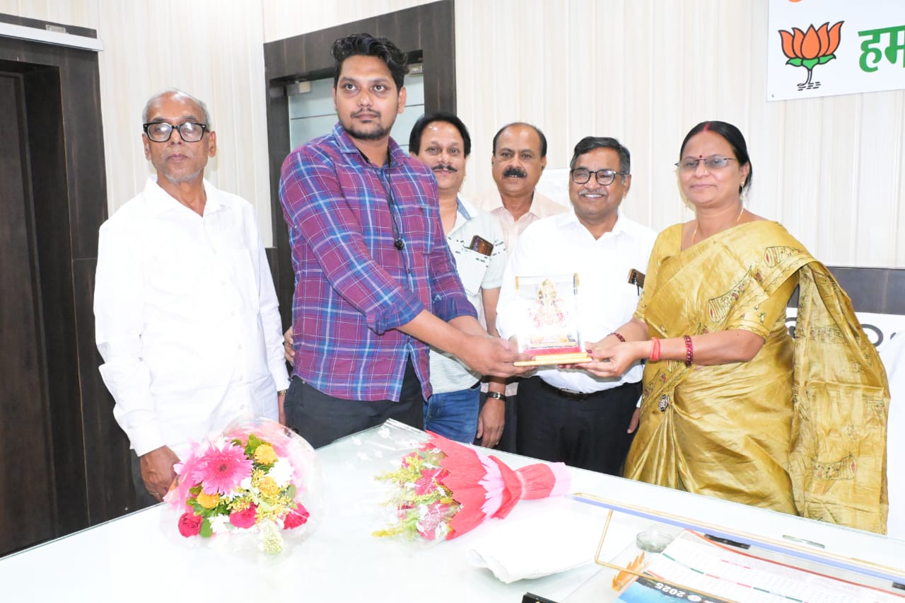 korba mayor honored ,Kamal Kishore for honesty