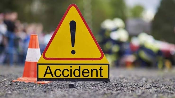 balrampur, Truck-pickup collision, one seriously injured