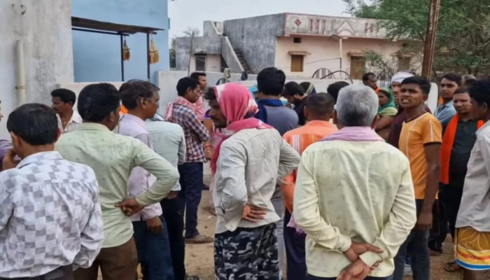 raipur, Tractor driver crushed , two died