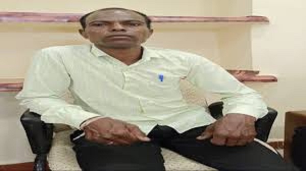 dhar, Employment assistant arrested , taking bribe 