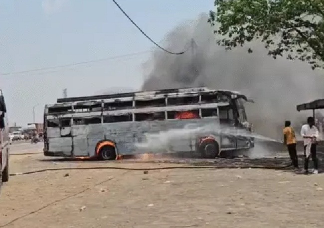 shajapur,  bus parked , Agra-Mumbai highway  