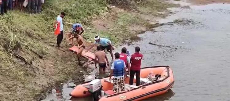 shakti,    youth trapped , Bori river  