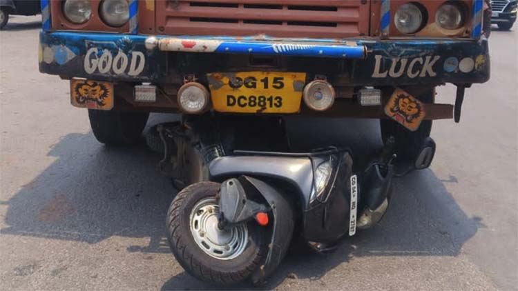 raipur,   truck crushed a girl,riding a scooter