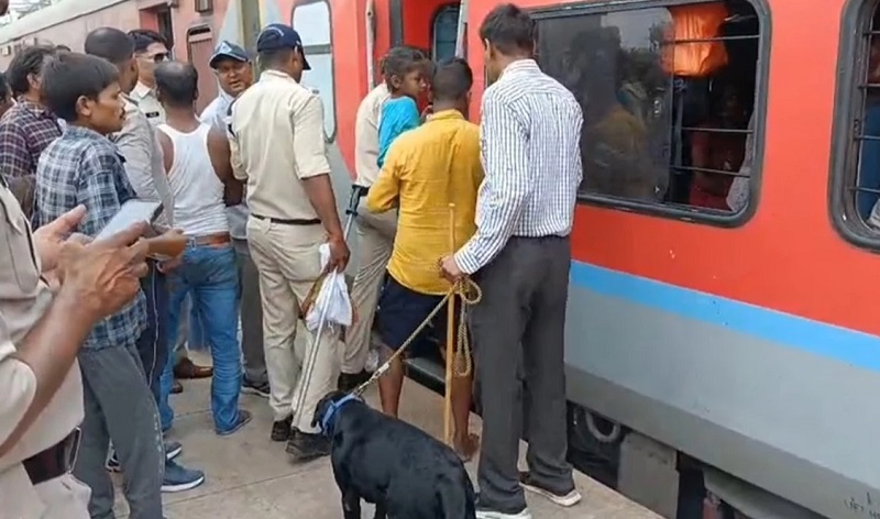 khandwa, Bomb alert, Kamayani Express