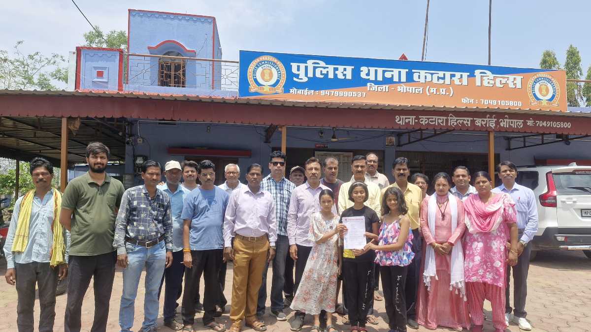 bhopal, Residents reached , police station  