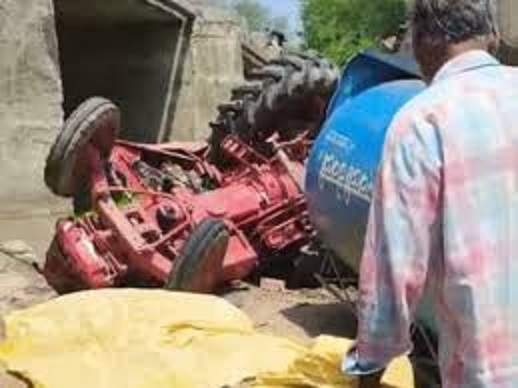 neemuch, Farmer died , tractor overturned 