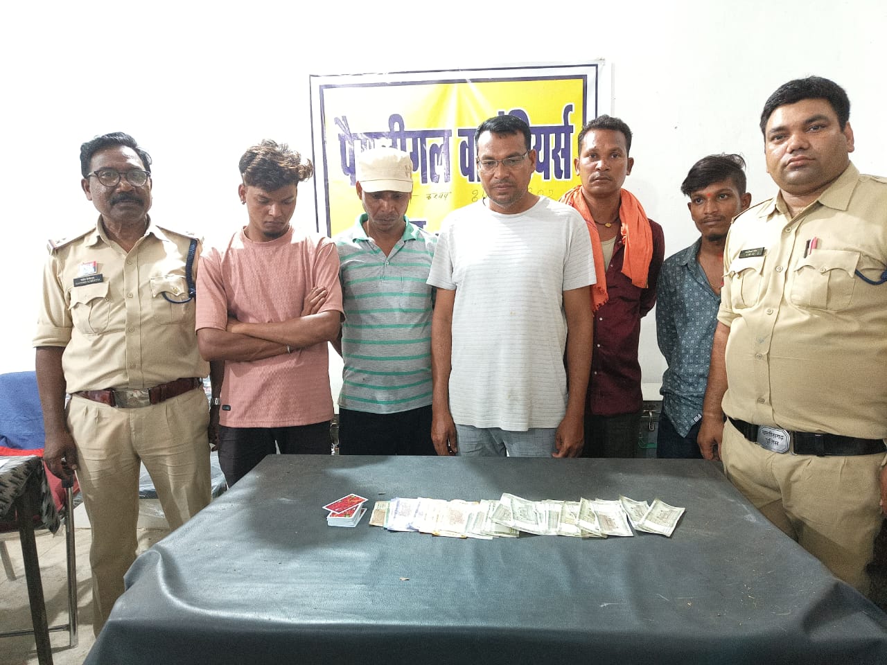 raipur, Five gamblers arrested,   cash recovered