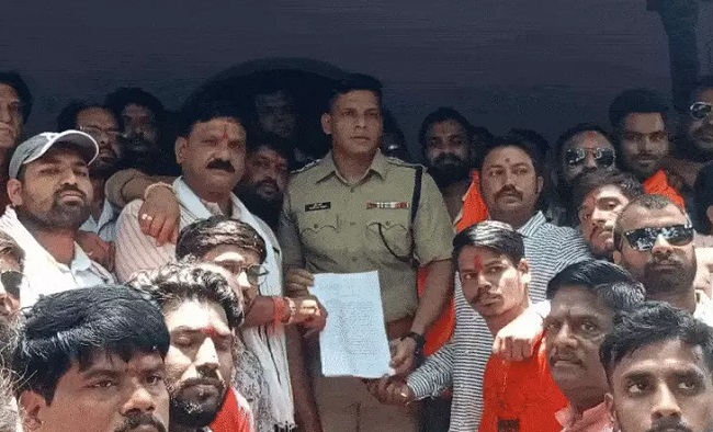 ratlam, Muslim youth slapped , apply tilak