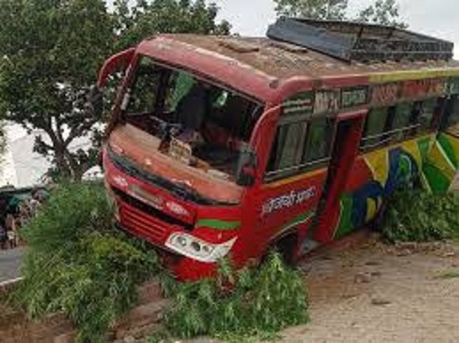 chindwara,  bus lost control ,  divider