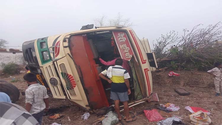 kawardha, Passenger bus,  overturned 