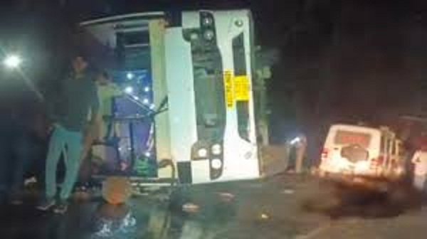 dewas,   bus carrying pilgrims,Ashta-Kannaud road