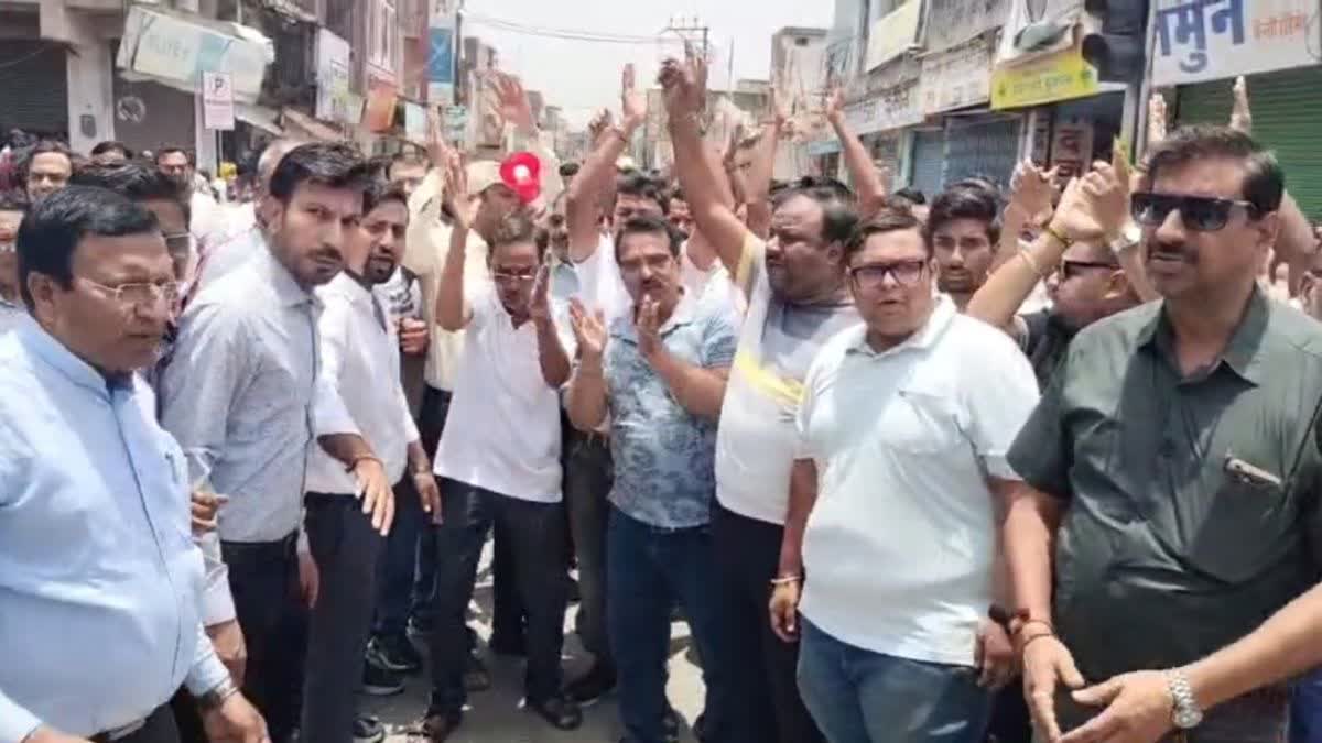 raipur, Traders protest , GST team in Ambikapur