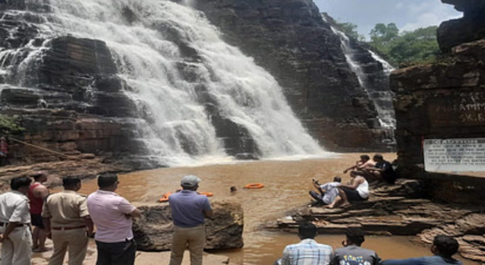 jagdalpur,   minor fell down ,Tirathgarh Waterfall