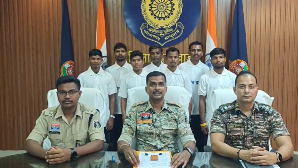 raipur, 7 Naxalites ,surrendered 