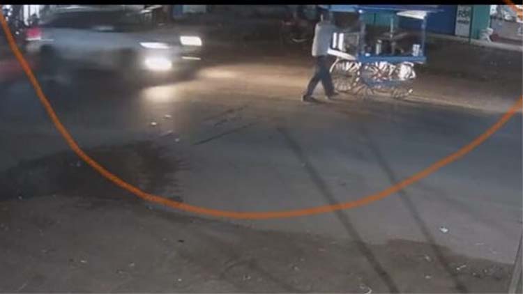 raipur,   speeding car ,crushed the cart owner 