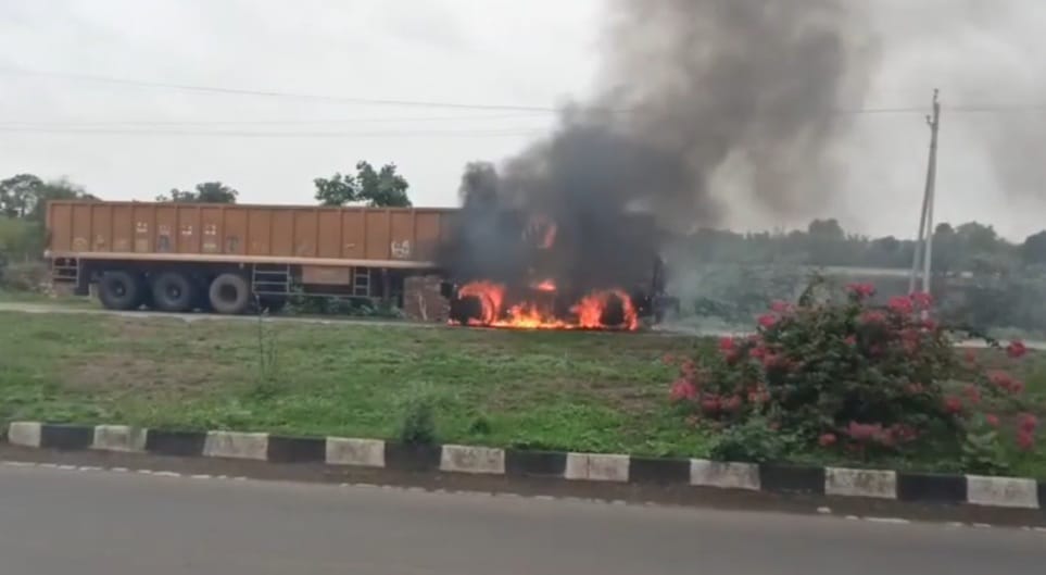 rajgarh,Fire breaks out , container moving  