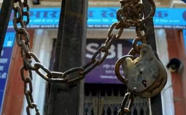 bhopal, Bank employees strike , point demands