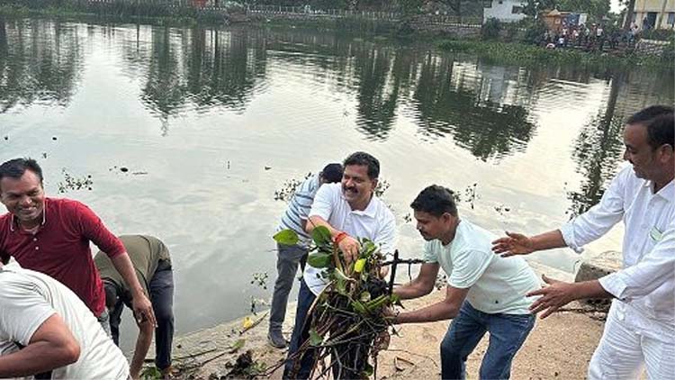 kawardha, Deputy Chief Minister Sharma,did Shramdaan