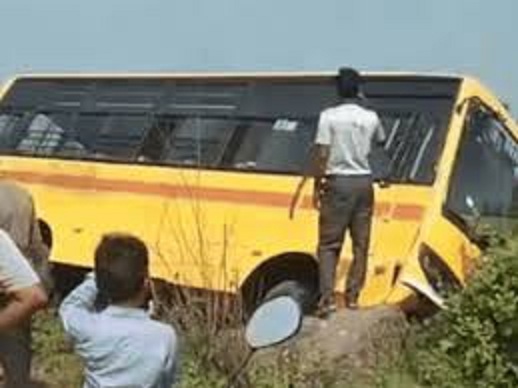 vidisha,   school bus , ditch 