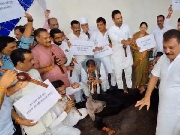 bhopal,   Congress MLAs staged, symbolic protest  