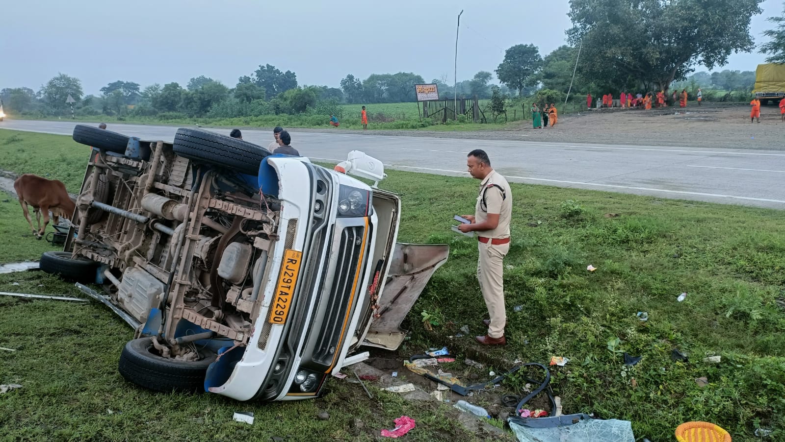 rajgarh,   bus full of devotees, overturned