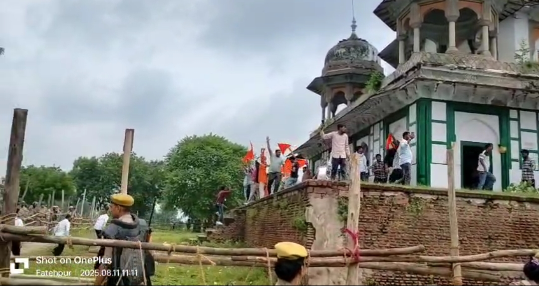 fatehpur, Hindu organizations ,hoisted saffron flag  