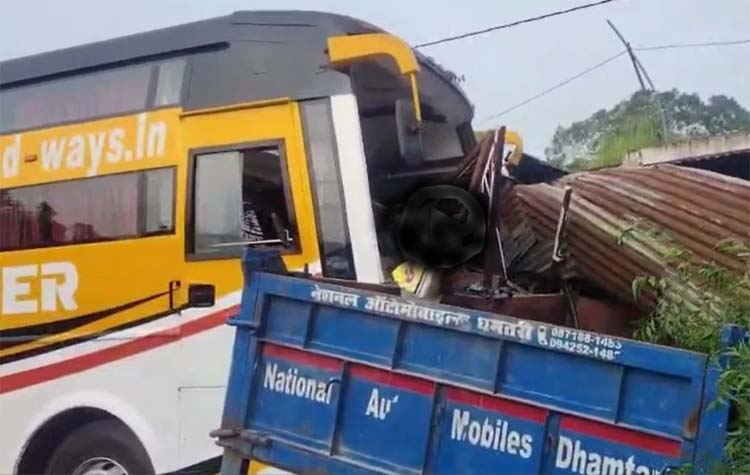 balod,   passenger bus , rammed into a roadside shop