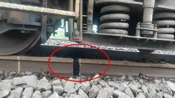 khandwa,   major rail accident ,broken track