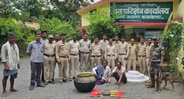 sarangarh, Two accused arrested ,d eating its meat