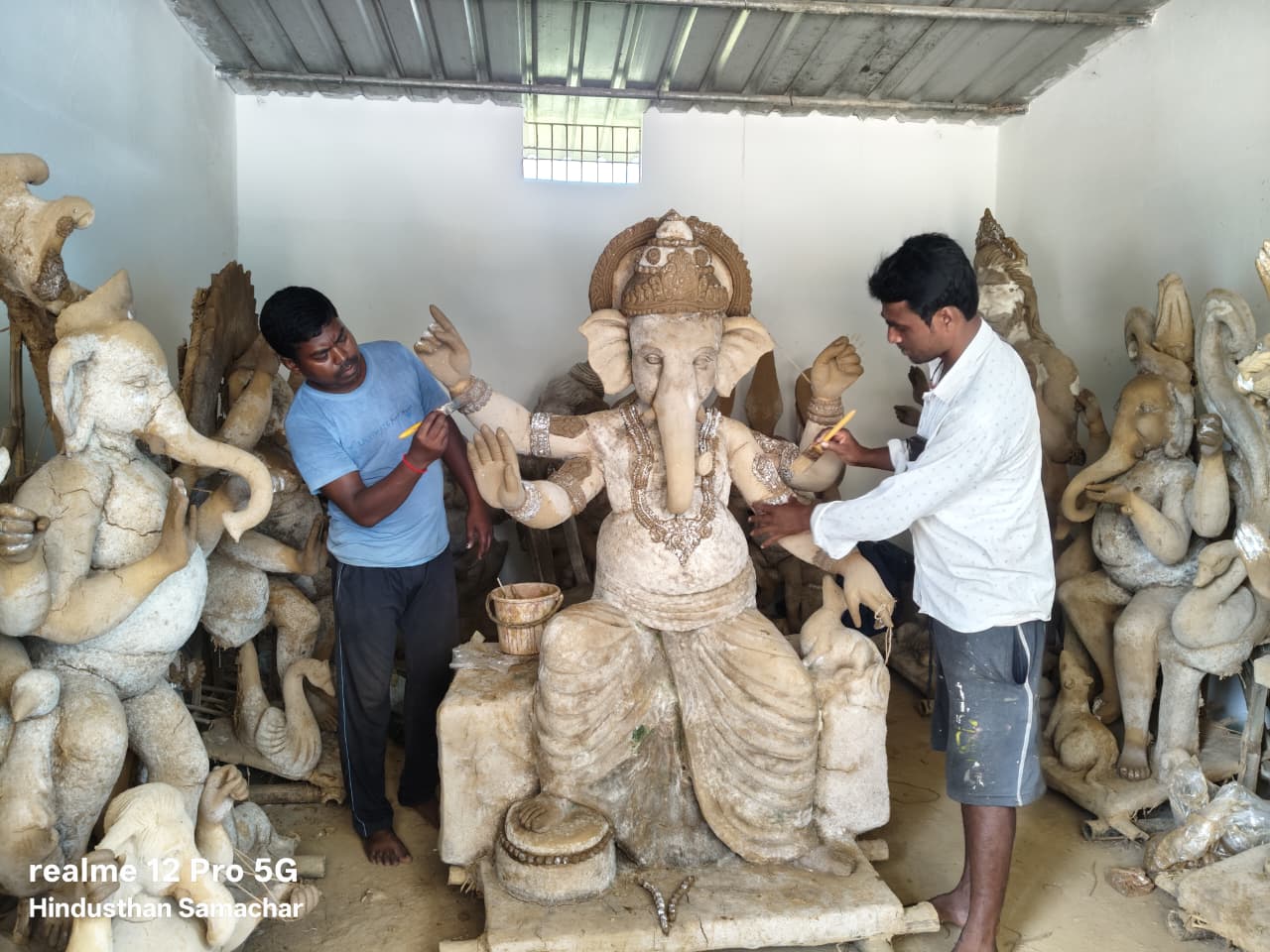 balrampur, Sculptors giving final touches,o Ganesha idol