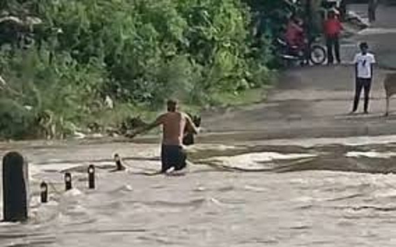 narsihpur,  strong current , crossing the river