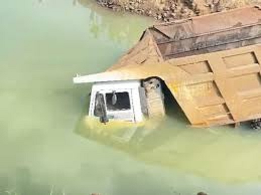 shivpuri,Driver dies ,uncontrolled dumper 