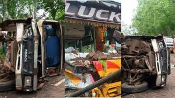 dindori, Three vehicles collided , 9 people travelling 