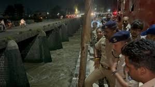 ujjain, Car fell into Kshipra river, body of police station 