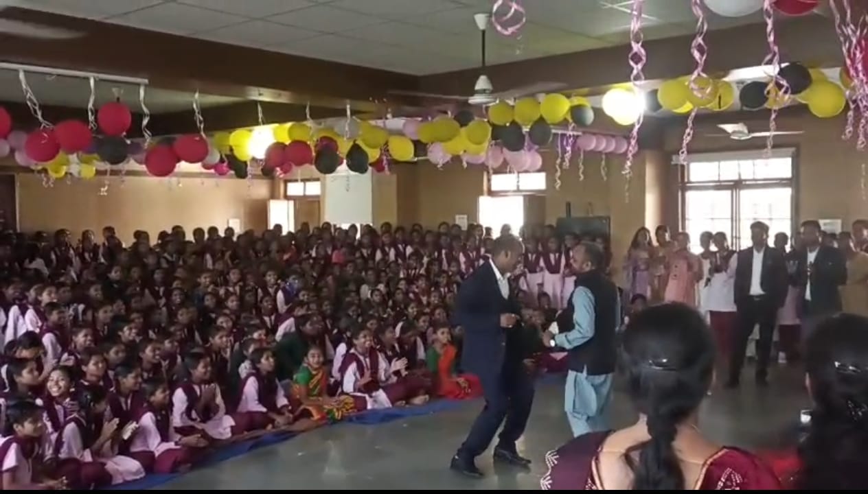anuppur, Teacher forgot  limits, started dancing 