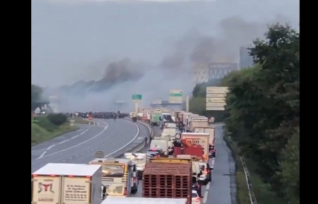 peris,   protests against , government in France too